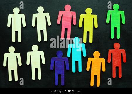 Concept d'égalité et de diversité. Figurines multicolores sur un tableau noir. Banque D'Images