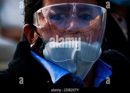 Rome, Italie. 15 novembre 2020. 15 novembre 2020 : les fidèles portent le masque protecteur lorsqu'ils assistent à la prière hebdomadaire du Pape Angelus sur la place Saint-Pierre au Vatican crédit: Agence de photo indépendante/Alamy Live News Banque D'Images