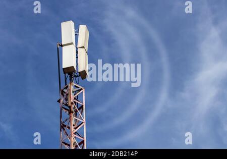 Un mât de télécommunication ou une tour mobile avec antennes transmet les ondes Banque D'Images