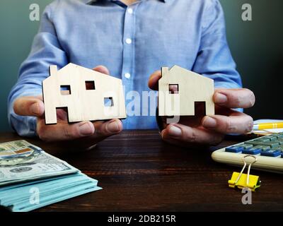 Le choix entre une grande et une petite maison. Recherche de propriété. Banque D'Images