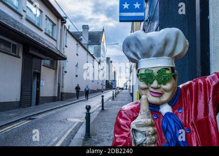 Mannequin de chef de style américain, modèle portant des lunettes vertes avec les pouces sur la rue à Kilkenny, comté de Kilkenny, Irlande Banque D'Images