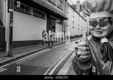 Mannequin de chef de style américain, modèle portant des lunettes vertes avec les pouces sur la rue à Kilkenny, comté de Kilkenny, Irlande Banque D'Images