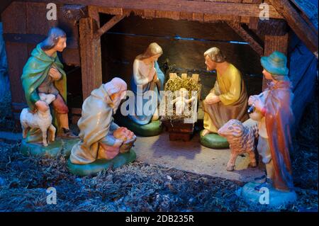 Crèche de Noël. Hutte avec l'enfant Jésus dans la crèche, avec Marie et Joseph. Isolé sur fond 