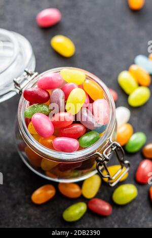 Haricots jaunes fruités. Délicieux haricots en gelée colorés dans un pot en verre. Banque D'Images