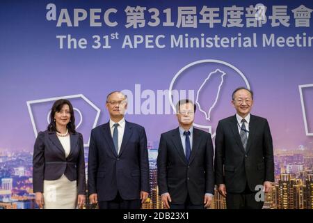 Taipei, Taïwan. 16 novembre 2020. Le conseil d'administration de la conférence de presse a vu poser une photo devant les médias avant la 31e réunion de la coopération économique Asie-Pacifique (APEC). Taipei, Taïwan. 16 novembre 2020. (Photo de Walid Berrazeg/Sipa USA) crédit: SIPA USA/Alay Live News Banque D'Images