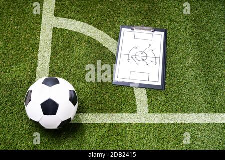 Balle ; Diagramme Tactique De Siffle Et De Football Sur Le Terrain Banque D'Images