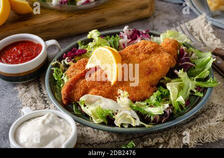 Pain croustillant schnitzel avec salade et sauce mayo Banque D'Images