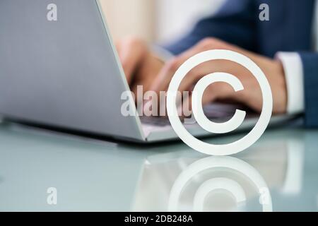 Copyright Sign Near Man'S Hand Working On Laptop Banque D'Images