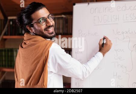 Happy Indian Teacher Man enseigner l'anglais langue en ligne à la maison Banque D'Images