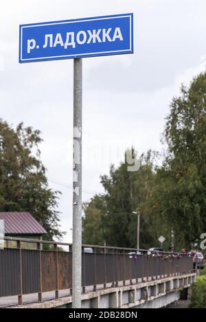 Le panneau avec un nom de rivière est sur un pont à la campagne russe. Marque de Ladozka, oblast de Leningrad, Russie Banque D'Images
