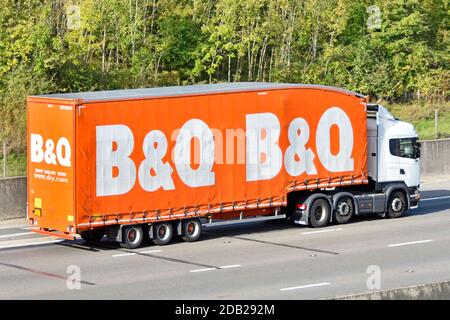 B&Q bricolage vente au détail et métiers constructeurs chaîne d'approvisionnement d'affaires de marchand livraison en magasin camion hgv et remorque à rideaux latéraux Logo de conduite sur l'autoroute du Royaume-Uni Banque D'Images