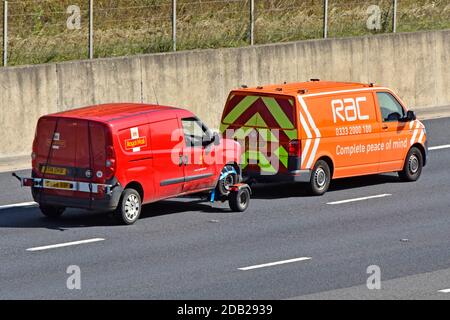 Vue latérale et vue arrière de la poste Red Royal Mail La camionnette de livraison est remorquée par la camionnette Volkswagen avec publicité Pour la tranquillité d'esprit RAC sur l'autoroute britannique Banque D'Images