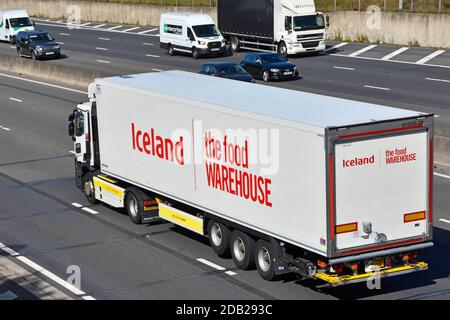Vue latérale et arrière de l'Islande annonçant les aliments surgelés de l'entrepôt alimentaire et épicerie vente au détail chaîne d'approvisionnement livraison camion et Remorque autoroute du Royaume-Uni Banque D'Images