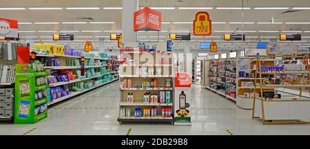 Les allées des magasins du supermarché Sainsburys sont presque désertes pendant la pandémie de coronavirus du virus COVID 19 Interior view social distance tape sur les planchers au Royaume-Uni Banque D'Images