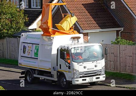 Camion urbain Isuzu équipé d'un accès au toit pour circuit hydraulique soulevez le bac à roulettes pour y faire basculer la collecte des aliments pour chariot de ménage Recyclage des déchets Brentwood Royaume-Uni Banque D'Images