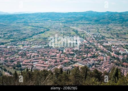 Vue panoramique depuis le dessus du village médiéval italien de Gubbio avec de vieux bâtiments (Ombrie, Italie, Europe) Banque D'Images