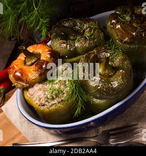 Poivrons farcis avec bulgur, courgettes et fromage de brebis Banque D'Images