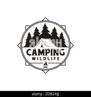 Boussole et logo de camping de forêt emblème Camping d'été illustration vectorielle avec tente et silhouette de pins Illustration de Vecteur