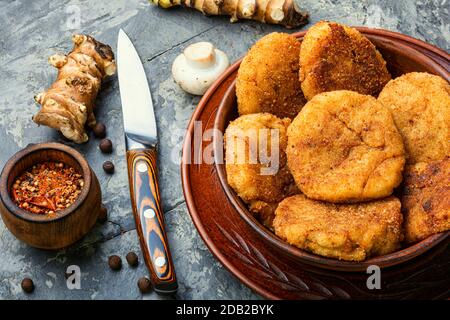 Côtelettes de légumes frits saines avec artichaut de Jérusalem et champignons Banque D'Images