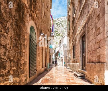 Rue Adriatique traditionnelle dans la vieille ville de Kotor, Monténégro Banque D'Images