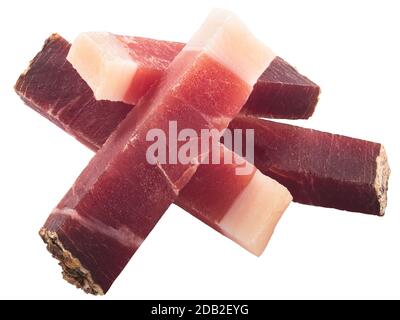 Bâtonnets de Speck, une viande de porc sutyrolienne ou du jambon fumé séché, isolés Banque D'Images
