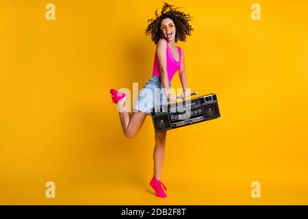 Photo pleine grandeur d'une belle dame tenir la boîte de perche rétro enregistreur refroidissement étudiants événement vacances se réjouir profiter de la musique porter le soleil specs – jean à maillot rose Banque D'Images