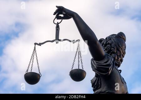 Justitia (Dame Justice) sculpture sur le Roemerberg square à Francfort, construit en 1887. Banque D'Images