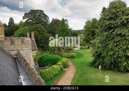 GRANDE-BRETAGNE / Angleterre /Oxfordshire /Cotswold Wildlife Park / vue depuis le toit vers le paysage du parc du manoir victorien . Banque D'Images