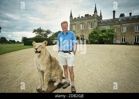 GRANDE-BRETAGNE / Angleterre /Oxfordshire /Cotswold Wildlife Park / Reggie Heyworh posant avec le lion farci Banque D'Images