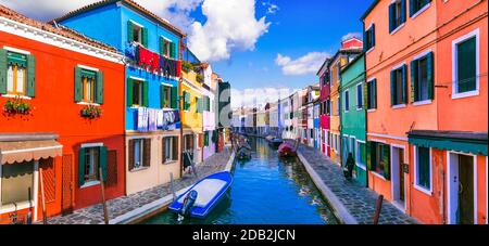 Ville la plus colorée (lieux) . Village de pêcheurs de Burano avec maisons peintes. Île près de Venise. Voyages et sites touristiques en Italie Banque D'Images