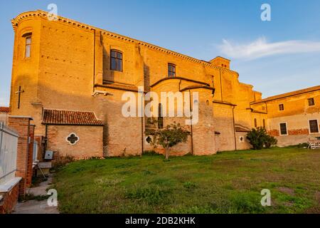 Paysage urbain romantique de Chioggia - près de Venise - avec l'ancienne église San Domenico au coucher du soleil. Banque D'Images