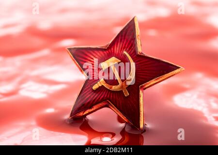 Badge étoile rouge soviétique dans le sang Banque D'Images