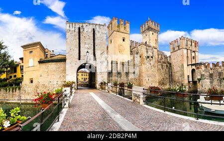 Les plus beaux châteaux d'Italie - le château de Scaligero à Sirmione. Lac Lago di Garda Banque D'Images