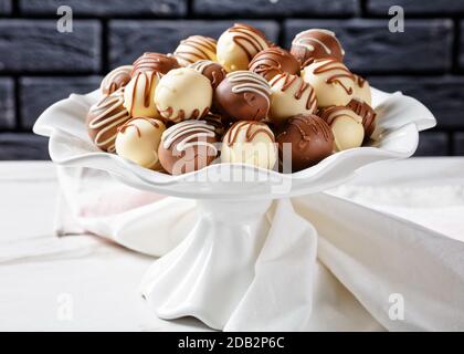 Boulettes de truffes au chocolat sur un plateau sur une table en marbre Banque D'Images