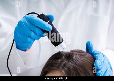 Close-up de l'aide de dermatologues Trichoscope pour sa Clinique de traitement Chute des cheveux Banque D'Images
