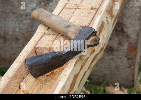 Une gouttière en bois est creuse avec une adze. Bavière, Allemagne Banque D'Images
