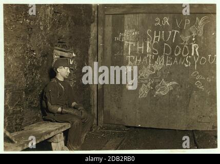 Vance, un petit garçon de 15 ans. Est piégé depuis plusieurs années dans une mine de West Va Coal. 0,75 $ par jour pour 10 heures de travail. Tout ce qu'il fait est d'ouvrir et de fermer cette porte: La plupart du temps il s'assied ici au ralenti, en attendant que les voitures viennent. En raison de l'obscurité intense de la mine, les hiéroglyphes de la porte n'étaient pas visibles jusqu'à ce que la plaque soit développée. Emplacement: Virginie-Occidentale.. Banque D'Images