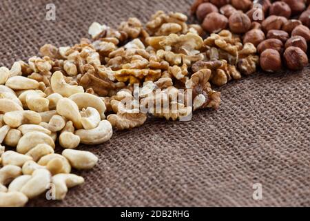 Amandes, Noix de cajou, noisettes et couché sur la toile de jute Banque D'Images