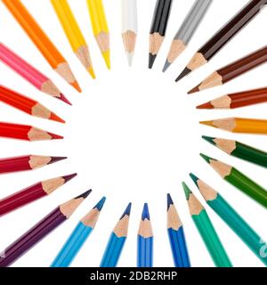 Crayons de couleur empilés dans un cercle isolé sur fond blanc Banque D'Images