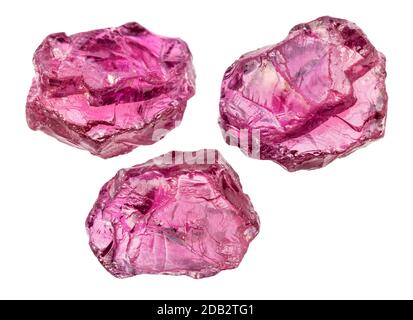 Ensemble de cristaux de Rhodolite (grenat de pyrope) isolés sur fond blanc Banque D'Images