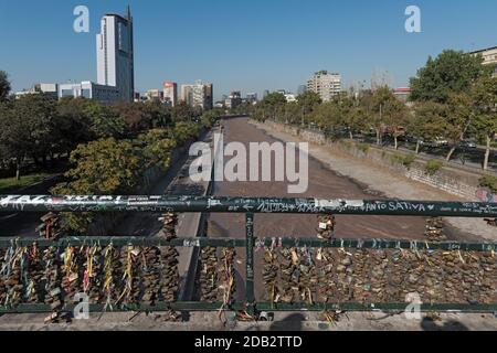 Vue depuis le pont Pio Nono sur la rivière Mapocho à Santiago, au Chili Banque D'Images