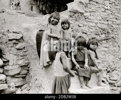 Cinq enfants indiens Hopi à quelques pas de pueblo, Acoma, San Juan, Nouveau-Mexique. Banque D'Images