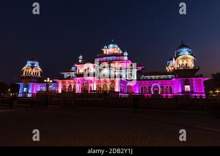 Albert Hall musée en Inde, Jaipur, vue de nuit. Banque D'Images