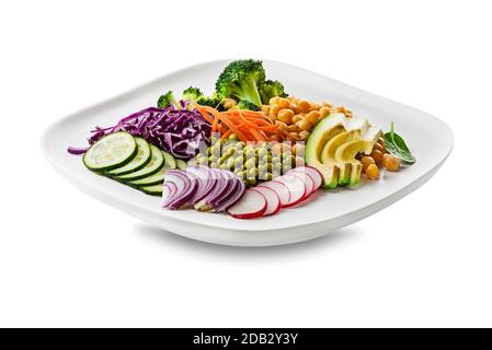 Plaque de déjeuner végétalienne saine isolée sur blanc. Salade d'avocat, de pois chiches, de brocoli, de chou rouge, de pois verts, d'oignons rouges et de légumes radish. Bal sain Banque D'Images