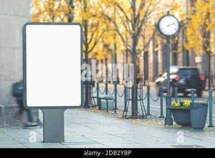 Les panneaux publicitaires vides se décomposent sur la rue de la ville le jour lumineux d'automne Banque D'Images