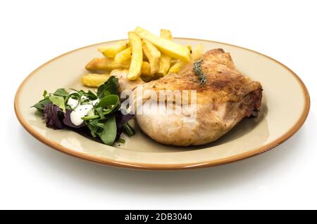 Jambe de poulet rôtie avec frites et légumes sur fond blanc Banque D'Images