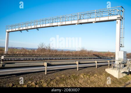 péage sur l'autoroute pour l'enregistrement des camions sur route payée. Banque D'Images