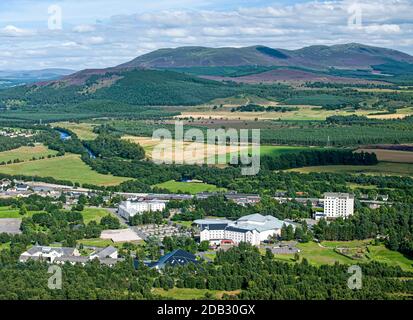 Le centre de vacances Aviemore à Inverness-shire depuis la colline de Creagellachie surplombant la vallée de Spey. Banque D'Images