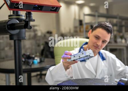 Machine techniquement professionnelle pour la numérisation et la mesure de moulures en plastique à l'aide d'un laser. Banque D'Images