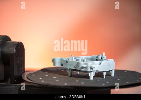 Machine techniquement professionnelle pour la numérisation et la mesure de moulures en plastique à l'aide d'un laser. Banque D'Images